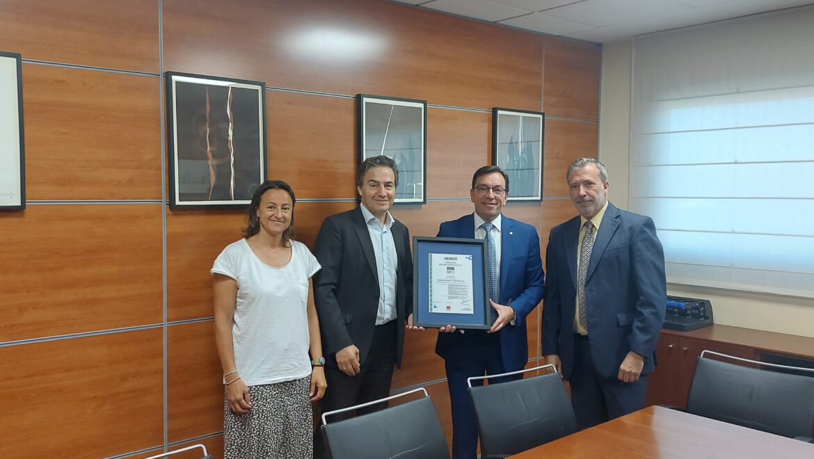 Prudencio Herrero Acebo, director de AENOR en Castilla y León, entrega a Padecasa el certificado del sistema de gestión de la I+D+i