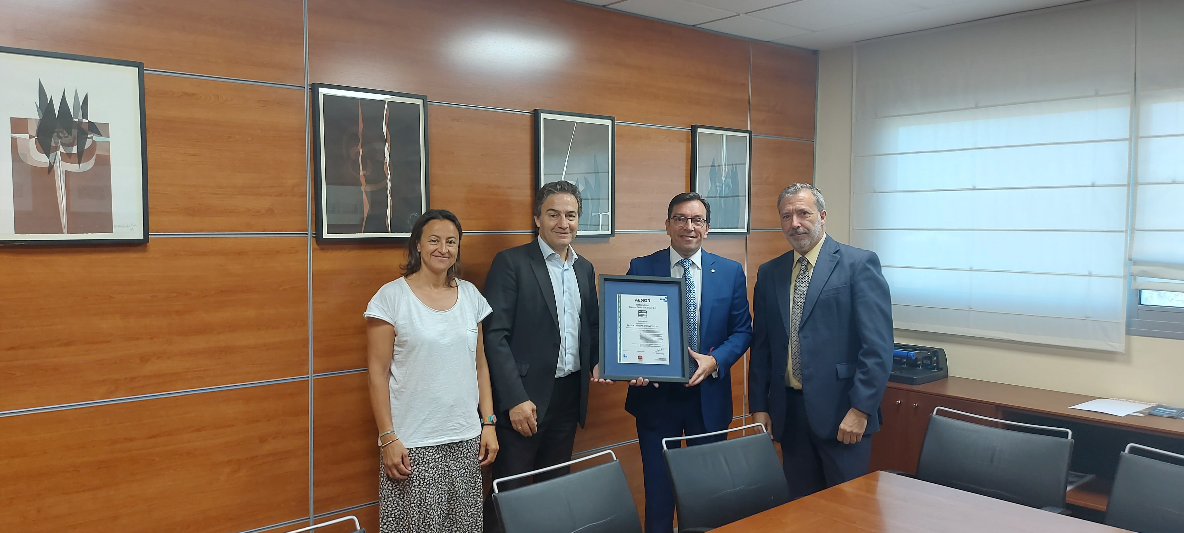 Prudencio Herrero Acebo, director de AENOR en Castilla y León, entrega a Padecasa el certificado del sistema de gestión de la I+D+i