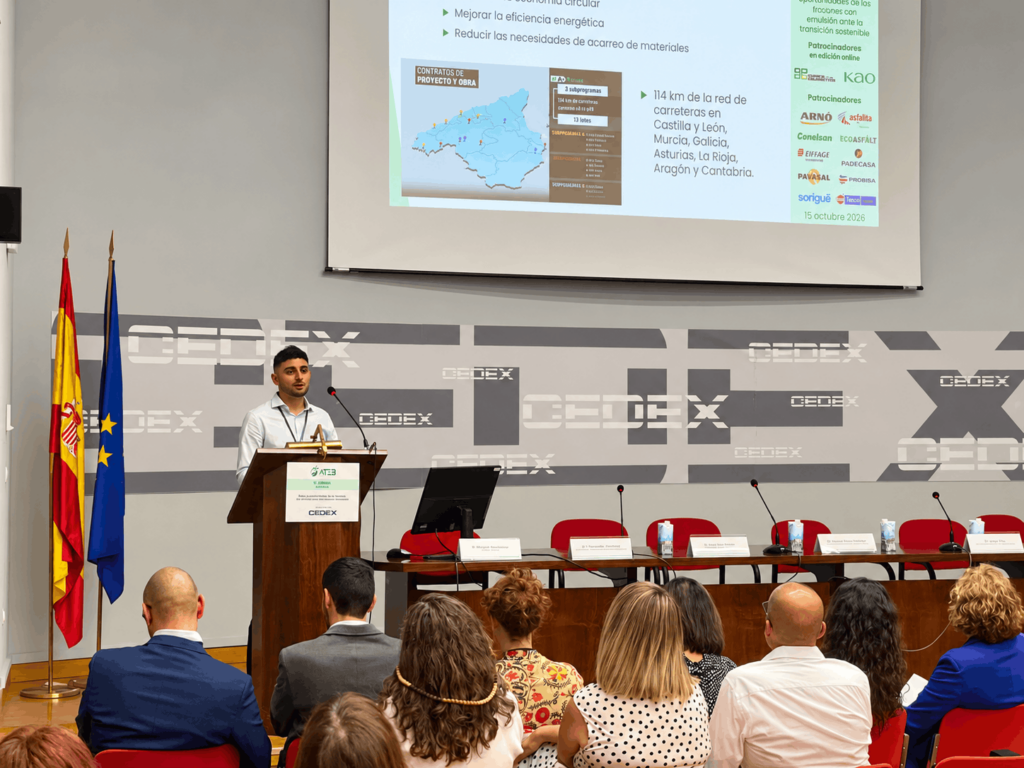 Ivan San Martín, jefe de laboratorio de Padecasa, en su ponencia en la VII Jornada Nacional de ATEB